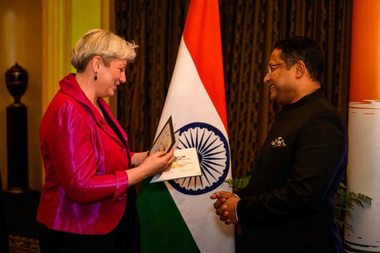 Rita übergibt Buch an Botschafter