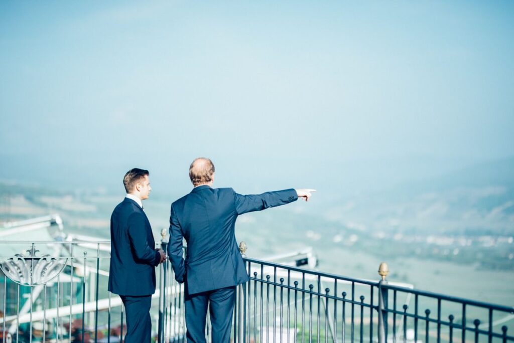 Führungskräfte analysieren zukünftige Entwicklungen und Markttrends. Das Bild veranschaulicht Innovationsmanagement, strategische Unternehmensentwicklung, Digitalisierung, Trend Scouting und die Fähigkeit von Organisationen, sich laufend an neue Technologien und Kundenbedürfnisse anzupassen.